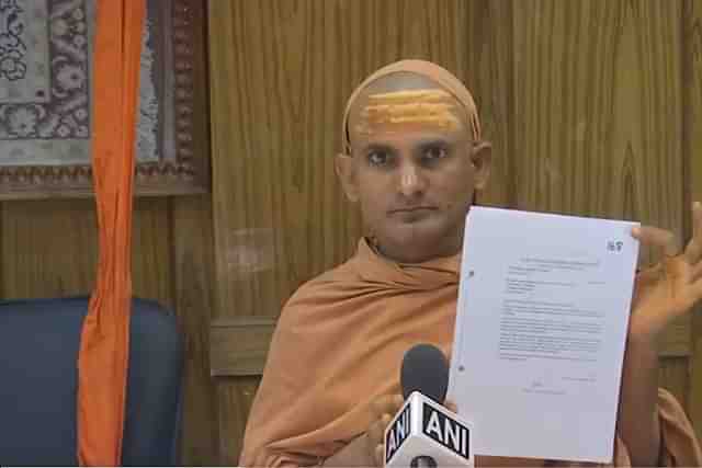 Govindanand Swami showing Priyanka Gandhi Vadra's letter to Avimukteshwaranand